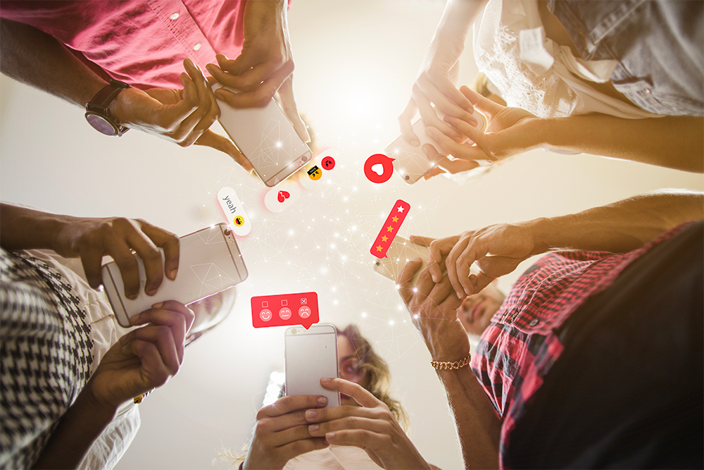 pessoas usando celular omnichannel